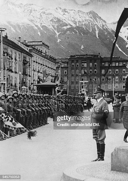 Abstimmung über den Anschluss Österreichs und `Wahl' zum `Grossdeutschen Reichstag', Adolf Hitler nimmt die Meldung einer angetretenen Ehrenkompanie...