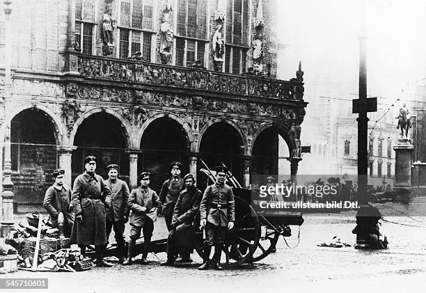 Regierungstruppen vor dem Rathaus in BremenMärz 1919