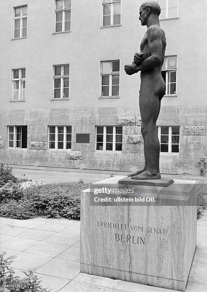 Berlin OdF Gedenkstätte deutscher Widerstand - Denkmal f. d. Widerstandskämpfer vom 20. Juli 1944 im Bendlerblock