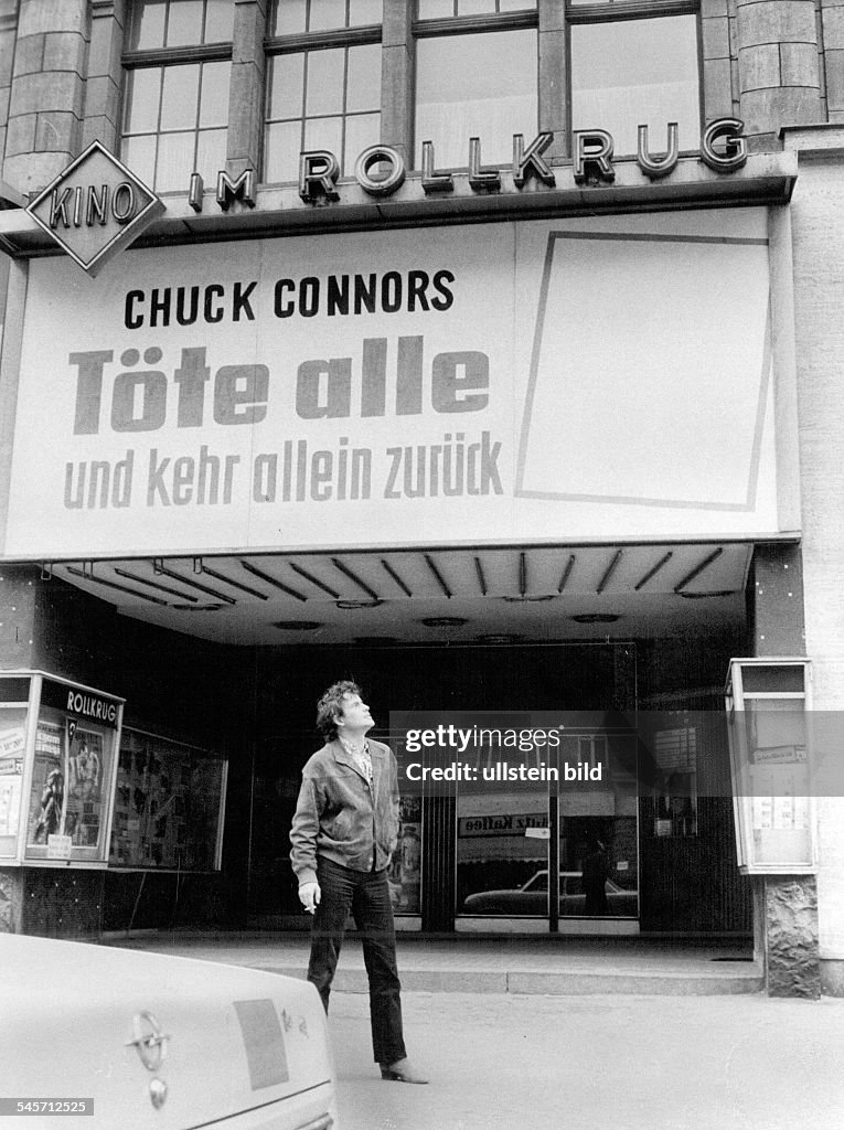 Horst Buchholz vor dem Kino Im Rollkrug in Berlin