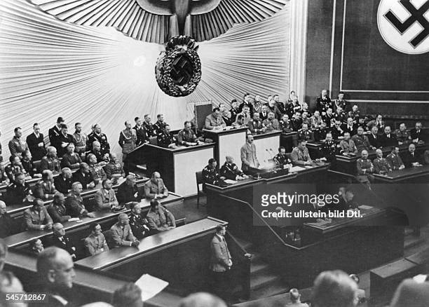 Adolf Hitler in der Kroll-Oper waehrendseiner Ansprache; dahinter:Reichstagspraesident Hermann Goering; nebendem Rednerpult nach rechts: Otto...