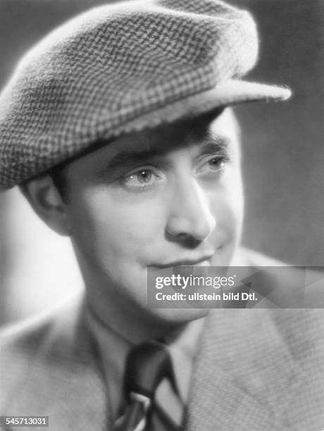 Soehnker, Hans *-+Actor, Germanyin the movie 'Ich sing mich in Dein Herz hinein'.- 1934published by: BZ 22.8.1934
