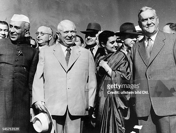 Sowjetischer Staatsbesuch in Indien:V.l.n.r.: Indiens MinisterpräsidentJawaharlal Nehru, Parteichef NikitaChruschtschow, Nehrus Tochter IndiraGandhi...