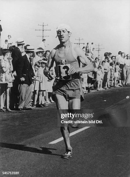 Langstreckenläufer, F- auf der Strecke des Marathonlaufesbei den olympischen Spielen inMelbourne.Dezember 1956