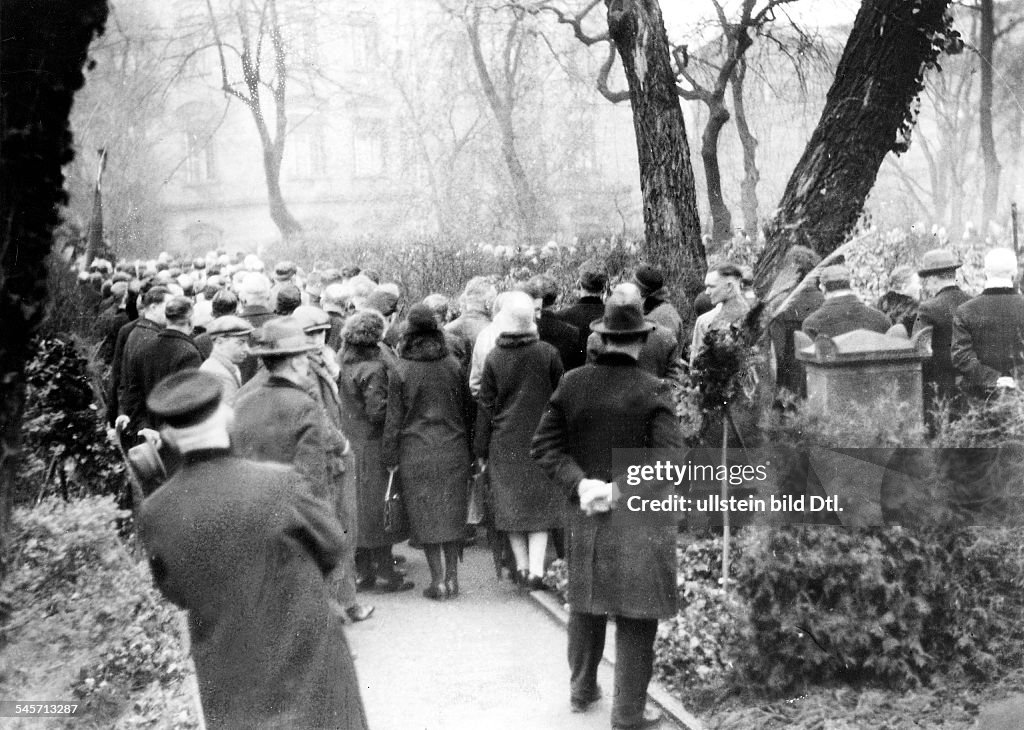 German Empire Kingdom Prussia Berlin Berlin: Wreath-laying ceremony at the graveyard in Friedrichshain in remembrance of the revolution of 1848 - 18.03.1930 - Photographer: Herbert Hoffmann - Published by: 'Tempo' 19.03.1930 Vintage property of ullst
