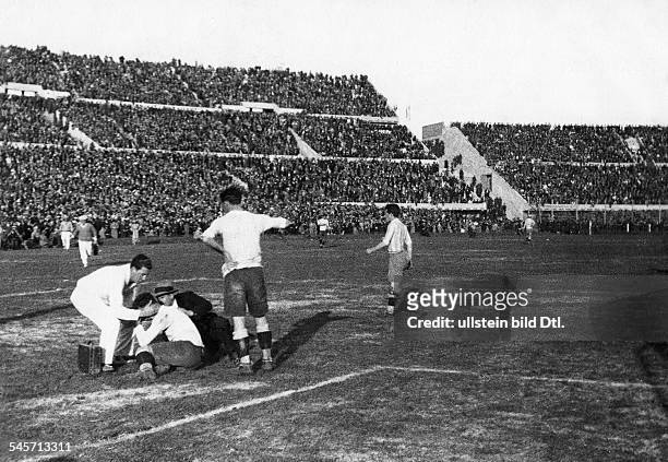 World Cup in Uruguay Scene from the final before 80.000 spectators in Montevideo: Uruguay 4 - 2 Argentina -