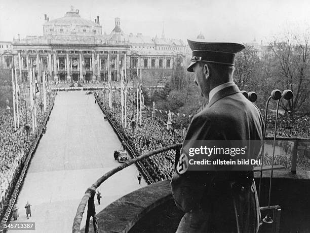 Abstimmung über den Anschluss Österreichsund `Wahl zum Grossdeutschen Reichstag':Adolf Hitler auf dem Balkon des Wiener Rathauses, von wo aus er...