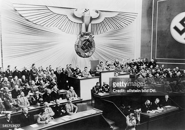 Sitzung des neugebildeten Reichstags inder Kroll-Oper in Berlin: während derRegierungserklärung Hitlers;Reichstagspräsident: Hermann Göring; aufder...