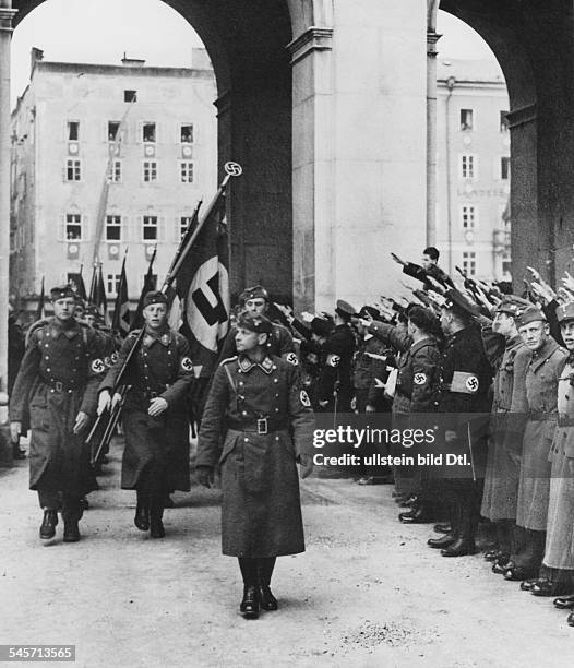 Vorbeimarsch der Legion vor SA-StabschefViktor Lutze in Salzburg- Ende März 1938