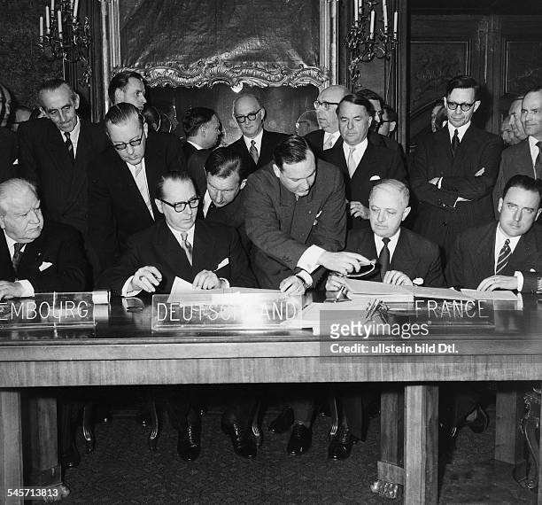 Unterzeichnung des Abkommens zwischenFrankreich und BRD über die Rückgabe desSaarlands sowie eines Drei-Ländervertragsmit Luxemburg über Montan-Union...