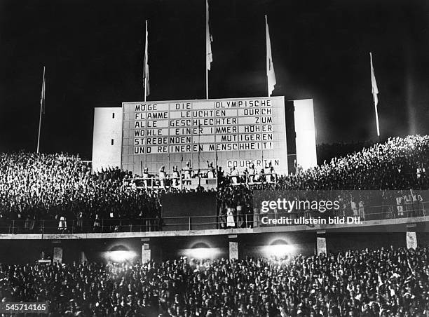 Olympische Spiele 1936 in Berlin- Abschlussfeier, die Anzeigetafel ueber dem Stadion mitdem Motto des Begruenders der neuzeitlichen Olympischen...