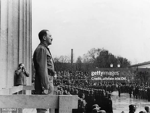 Politics: after conviction of the victims of the putsch in the new 'Ehrentempel der Bewegung' atKoeniglichen Platz : AdolfHitler during march-past,...