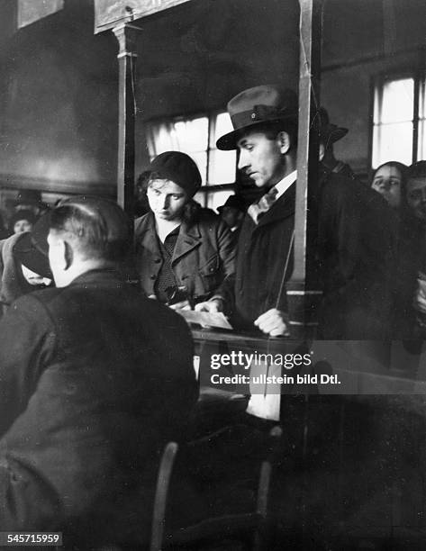 Auszahlung der Erwerbslosenunterstützungauf einem Arbeitsamt in Berlin- Juni 1932