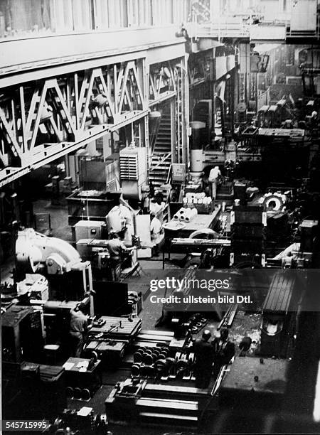 Blick von oben in eine Fabrikhalle am 1. Jahrestag der Invasion / der Besetzung durch die Truppen des Warschauer Pakts