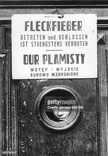 World War II, Warsaw Ghetto during the German occupation: homes where infectious diseases were detected are closed off from the surrounding area