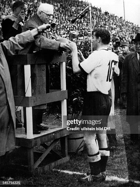 World Cup in Switzerland Final before 65.000 spectators in Bern's Wankdorf Stadium: Germany 3 - 2 Hungary - FIFA Honorary President Jules Rimet...