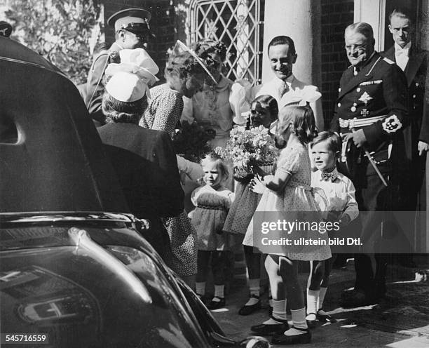 Besuch des Prinzregentenpaares bei Familie Goebbels: Prinzessin Olga und Prinzregent Paul begrüssen die Kinder Holde, Helga, Hilde und Hellmut ;...