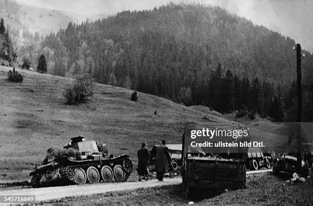 Slowakischer Aufstand : Zerstörte Fahrzeuge der Aufstänischen nach der Niederschlagung des Aufstandsohne weitere AngabenEnde Oktober 1944