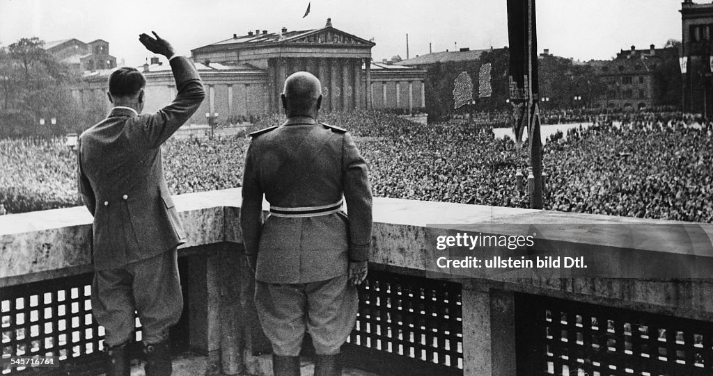 Mussolini München 1937- Mussolini u. Hitler grüßen die Bevölkerung v. 'Führerbau' in München
