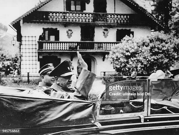 Der kroatische Staatschef Dr. Ante Pavelic im Wagen auf der Fahrtzu einem Empfang auf Schloss Fuschl amFuschlsee durchReichsaussenminister Joachim v....