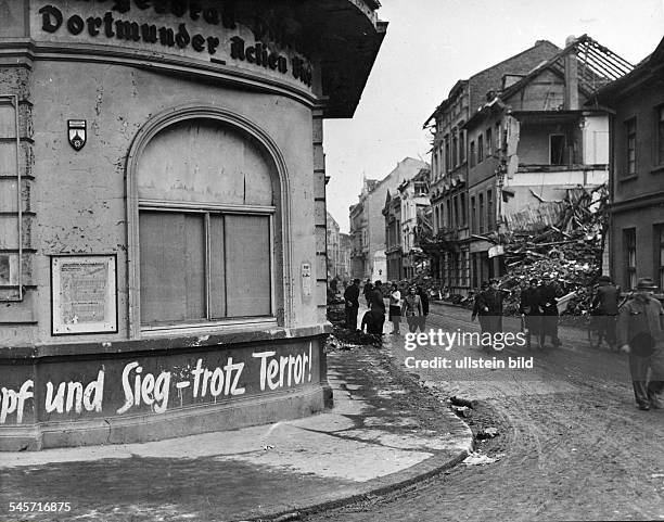 Bevölkerung in einer Strasse von Bonn kurz nach der nach Einnahmeder Stadt durch Einheiten der die 1. US-ArmeeAufnahme: