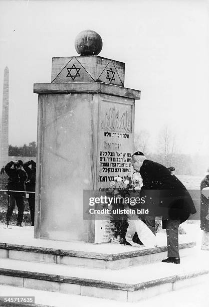 Kranzniederlegung am Ehrenmal für dieOpfer des NS-Regimes in ehemaligenKonzentrationslager Bergen-Belsen