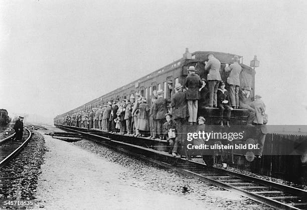 Während des Verkehrsstreiks vom 1.-14.7.1919Die wenigen verkehrenden Züge derStadtbahn sind völlig überfüllt