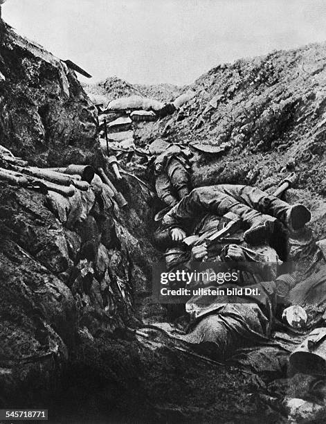 Fallen German soldiers in a German trench at Verdun that was captured by the French- identical with image no. 00006702