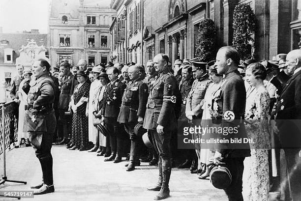 Einführung des neuen Oberpräsidenten der Provinz Hessen-Nassau, Prinz Philipp von Hessen :Hermann Göring spricht vom Balkon des Roten Palais am...