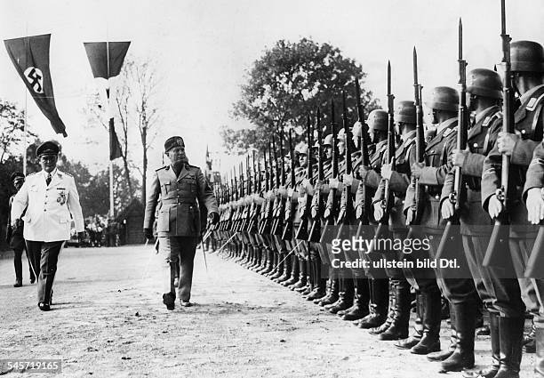 Hermann Göring und Benito Mussolini vorder Einfahrt zu Carinhall in derSchorfheide bei Berlin beim Abschreitender Front einer Ehrenkompanie...
