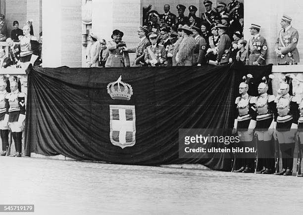Die Ehrentribüne am Fusse des Monte Celio;von links: Prinzessin Maria von Savoyen, BenitoMussolini, Adolf Hitler, der König,Königin Elena; hinter dem...