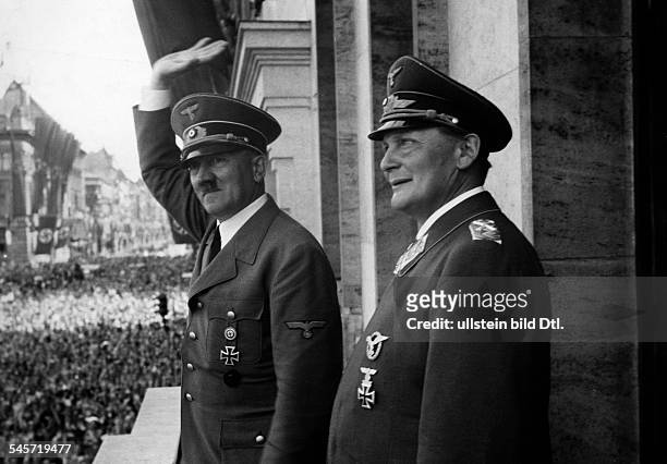Return after the ceasefire with France, Adolf Hitler and Hermann Goering saluting the crowd from the balcony of the Neue Reichskanzlei in Berlin-...