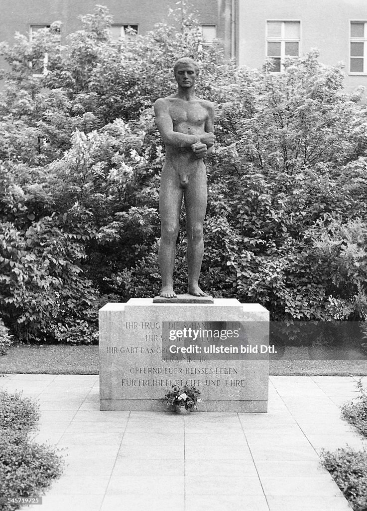 Berlin OdF Gedenkstätte deutscher Widerstand - Denkmal f. d. Widerstandskämpfer vom 20. Juli 1944 im Bendlerblock