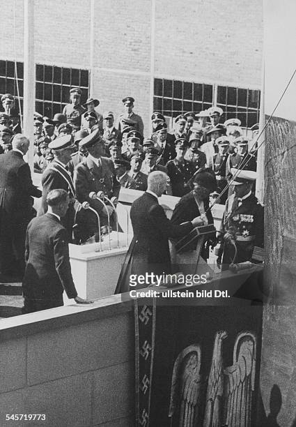 Stapellauf des Kreuzers 'Prinz Eugen' auf der Germania-Werft in Kiel - Adolf Hitler mit dem ungarischen Reichsverweser Nikolaus Horthy von Nagybanya...