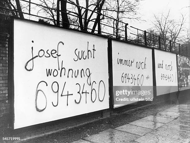 Wohnungssuche per Plakatwand in Berlin- 1988