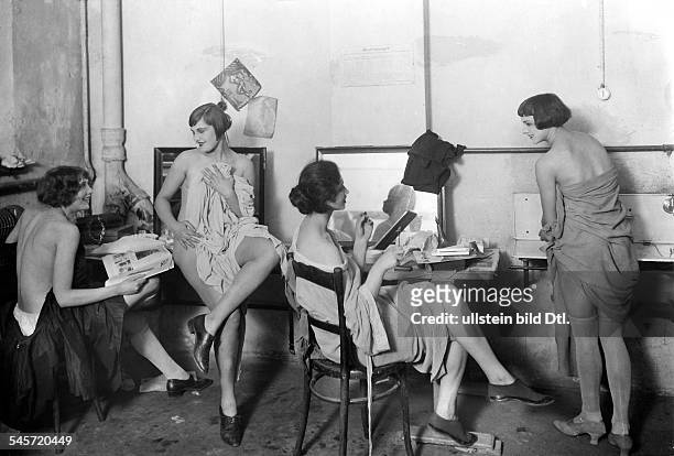Revue girls Revue girls of the Grosses Schauspielhaus Theater, Berlin, getting dressed up - 1925 - Photographer: Zander & Labisch - Vintage property...