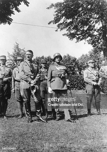 Hitler mit Ritter von Epp im Luitpoldhain, wo die Verbände der SAaufmarschierten- 03./- Aufnahme: Presse-Illustrationen Heinrich Hoffmann