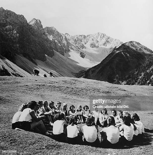 Ferienlager des BDM-Gaues Hochland auf der Marienbergalmüber dem Fernpass in Tirol: Singen aufdem Lagerplatz- 1941