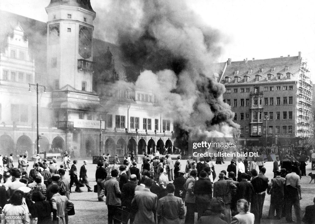 June uprising in Leipzig: Burning pavilion of the "Nationale Front" ("national front"; East German Socialist organization) in front of the old city hall - 06.17.1953