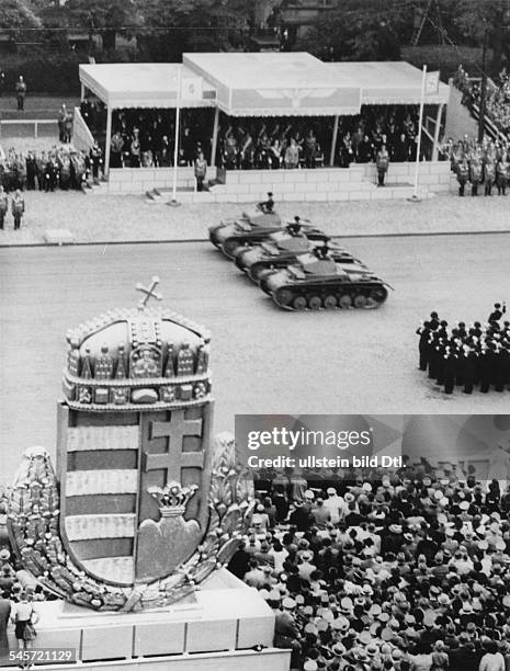 Adolf Hitler und der ungarischeReichsverweser Admiral Nikolaus Horthy vonNagybanya auf der Ehrentribüne an derCharlottenburger Chaussee während...
