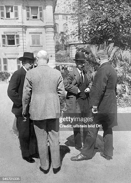 Genua, Treaty of Rapallo: Count Andrassy and Count Stephan Bethlen from Hungary, talking with the German Chancellor of the Reich, Joseph Wirth -...