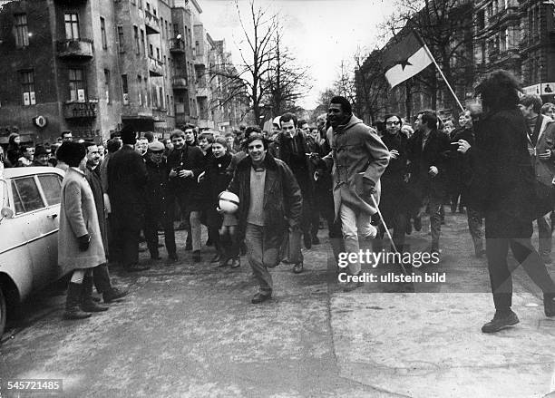 Demonstration gegen den Krieg inVietnam:linksorientierte Demonstrantenfordern internationale Solidarität mitdem Vietcong - die Demonstranten...