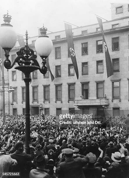 Adolf Hitler grüsst die Menschenmenge in der Wilhelmstrasse vom Balkon der neuen Reichskanzlei in Berlin