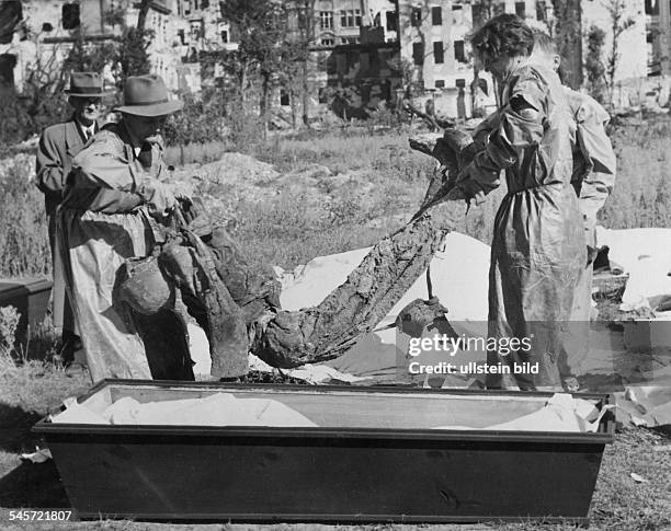 Exhumierung von Leichen auf dem Gelände des ehemaligen Reichssicherheitshauptamtes an der Prinz-Albrecht-Strasse/Wilhelmstrasse in Kreuzberg auf...