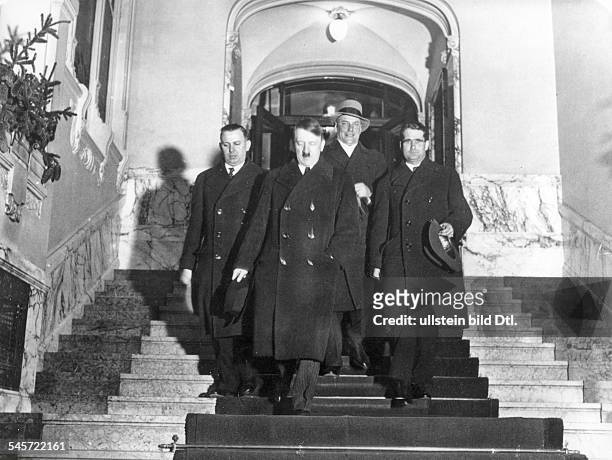 Adolf Hitler nach seiner Vereidigung alsRegierungsrat in der BraunschweigischenGesandtschaft in Berlin, von links:Julius Schaub, Adolf Hitler,...