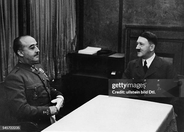In the saloon car of Hitler on the French frontier station Hendaye: Hitler in conversation with Francisco Franco y Bahamonde