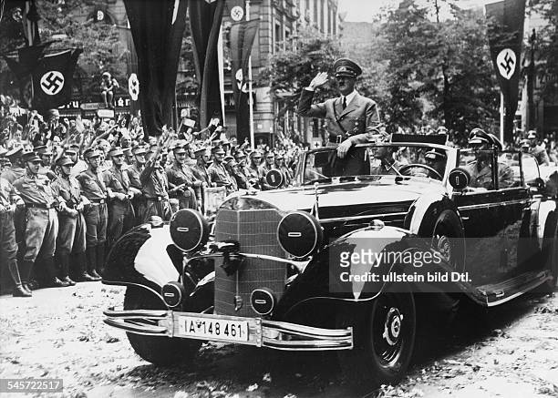 Adolf Hitler auf der Fahrt zurReichskanzlei vor jubelnder Bevölkerung,die von SA-Leuten zurückgehalten wird
