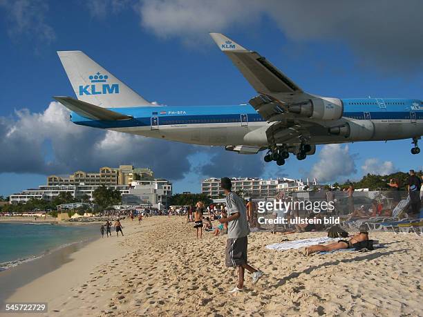 Netherlands Antilles Sint Maarten - Boeing 747-400 of KLM in approach for the 'Princess Juliana' airport