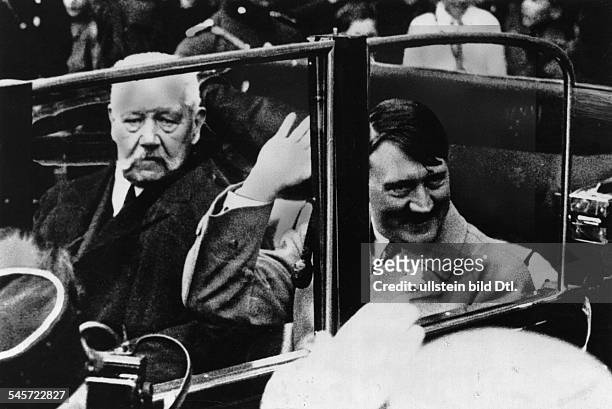 Reichspräsident Paul von Hindenburg und Reichskanzler Adolf Hitler fahren im Wagen von der alten Reichskanzlei zur Kundgebung der nationalen...
