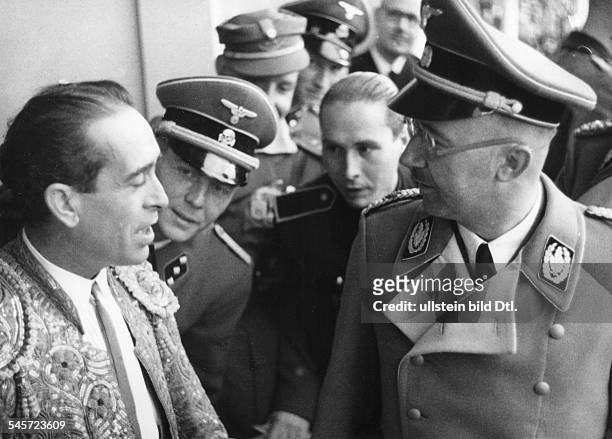Reichsführer SS Heinrich Himmler nach demBesuch eines Stierkampfes in Madrid imGespräch mit dem siegreichen Torero